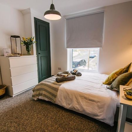 Quiet Location - 3 Bedroom Family House With 3 Shower Room - 2 Parking Spaces Plymouth Eksteriør bilde